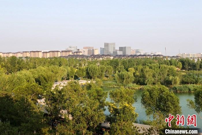 從完成頂層設(shè)計(jì)到如火如荼大規(guī)模建設(shè)，六年來(lái)，雄安新區(qū)如春天的竹子一般拔節(jié)生長(zhǎng)，這座承載千年大計(jì)的“未來(lái)之城”已雄姿初顯。從“一張白紙”開(kāi)始著墨，如今的雄安新區(qū)已是濃墨重彩的“山水畫(huà)”。<a target='_blank' href='/'>中新社</a>記者近日走訪了雄安新區(qū)多地，從“藍(lán)綠金”三色感受這座“未來(lái)之城”的巨大變化。圖為7月18日拍攝的河北雄安新區(qū)金湖公園。 <a target='_blank' href='/'>中新社</a>記者 易海菲 攝