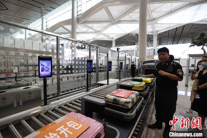 （高質(zhì)量發(fā)展調(diào)研行）探訪?？诿捞m國際機場封關運作項目：將實現(xiàn)旅客“無感通關”