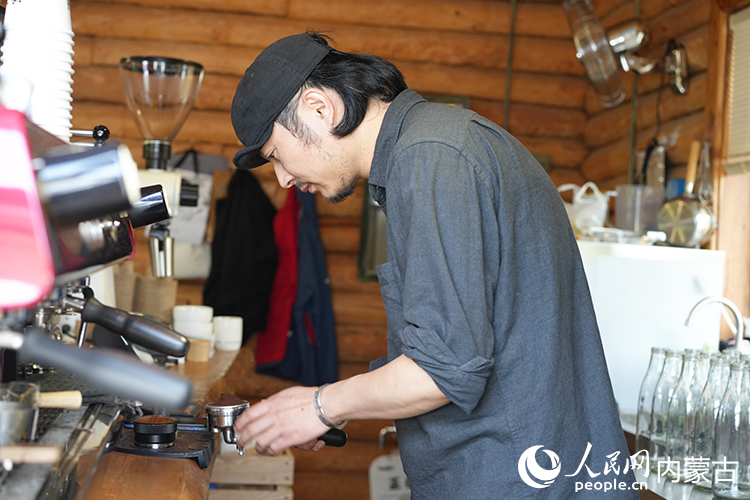 喻曉在小木屋中制作咖啡。人民網(wǎng)記者 李睿攝