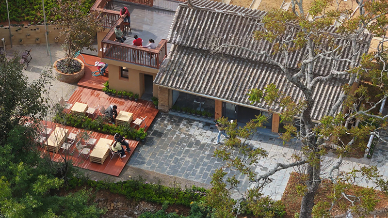 【4】曼海村鄉(xiāng)村共創(chuàng)的咖啡書吧小院。陶思源-攝