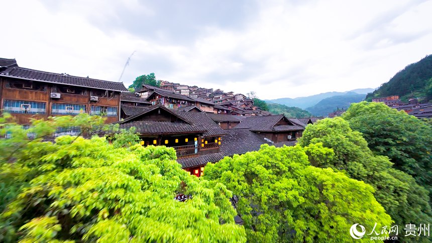 6 穿越機視角下的西江千戶苗寨。人民網(wǎng)記者 涂敏 攝