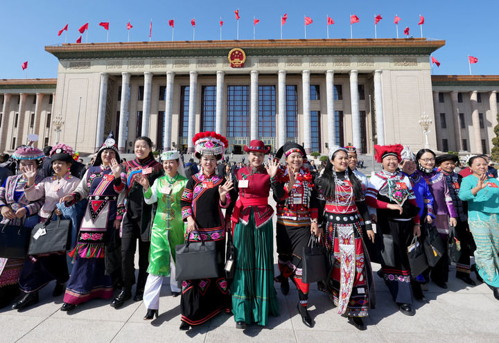 2024年3月8日，十四屆全國人大二次會議第二次全體會議結(jié)束后，女代表在北京人民大會堂前合影留念。新華社記者 王毓國 攝
