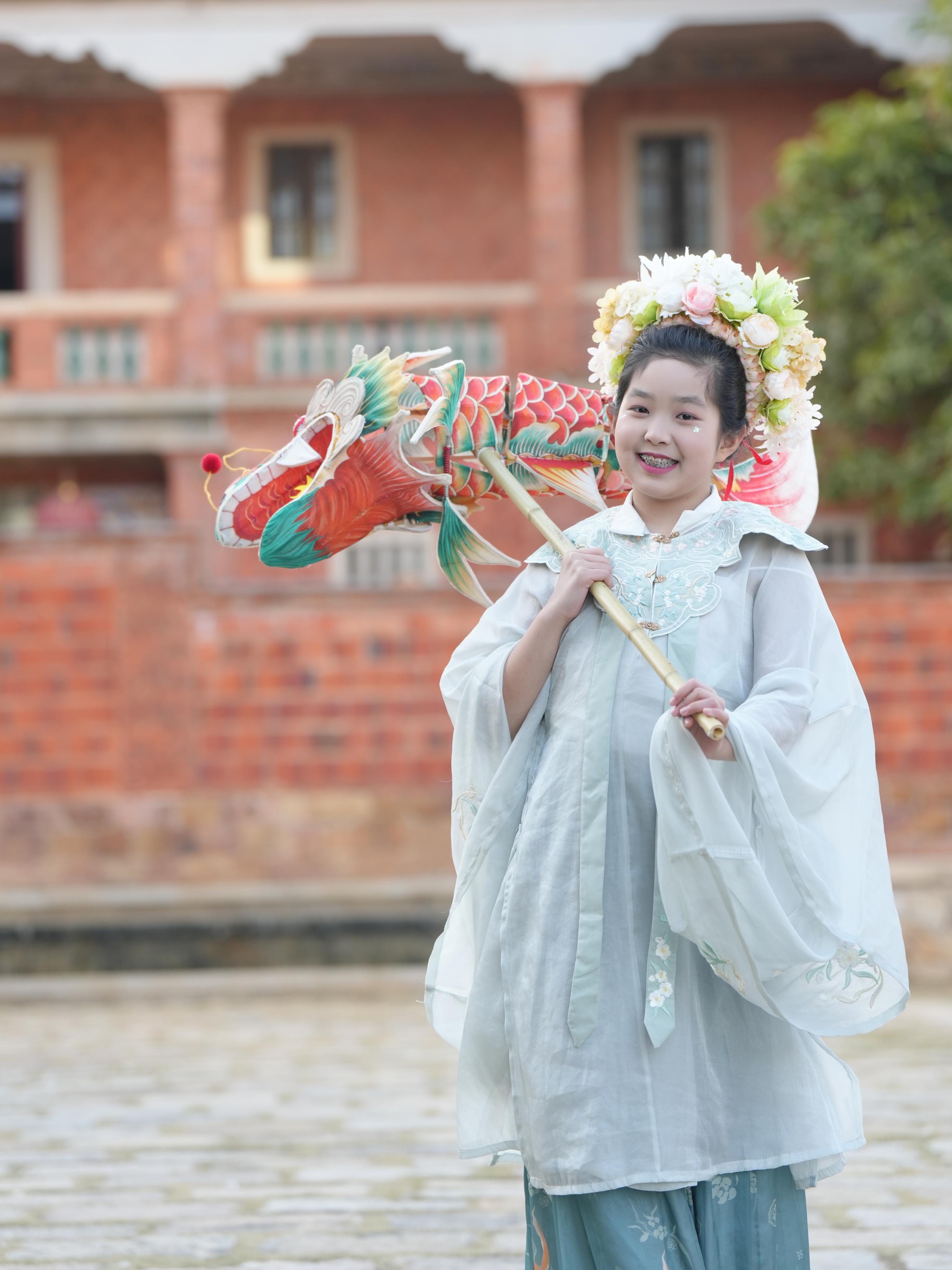 在泉州，沈女士為女兒拍下頭戴簪花的照片。受訪者供圖