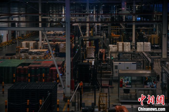 基地依托數(shù)字技術(shù)打造“黑燈工廠”。　李南軒 攝