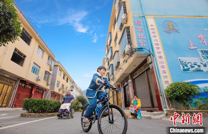 溪邳村一角?！菓c堂 攝