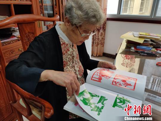 93歲剪紙藝術(shù)家:美好定格在裱框中