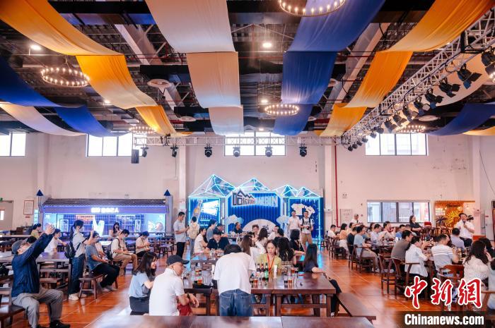 圖為基地內(nèi)的慕尼黑餐廳?！±钅宪?攝