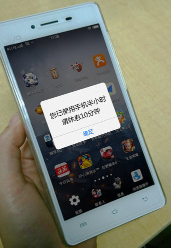 14少女頸椎老化程度相當于50歲 或因經常玩手機導致