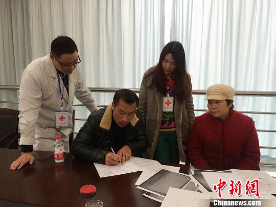 小月的父親和奶奶填寫遺體和器官捐獻志愿書。重慶紅會供圖