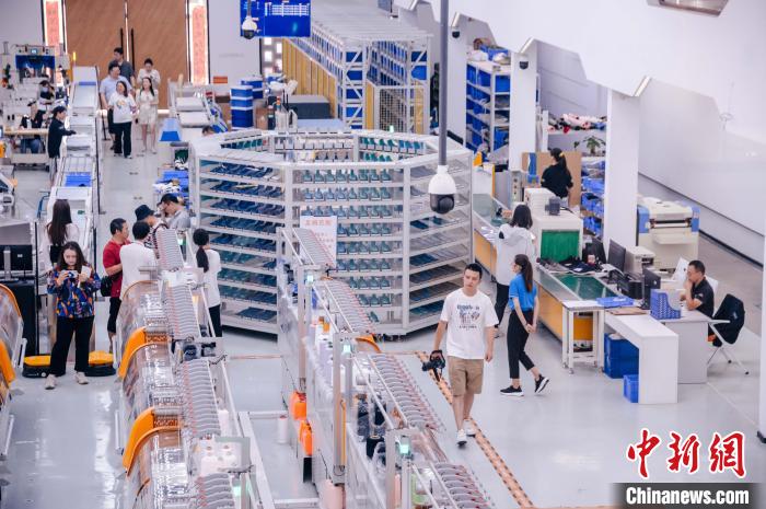 圖為莆田雙馳鞋業(yè)個性化定制示范工廠。　李南軒 攝