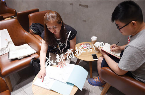 母親自編“教材” 將兩個孩子送進(jìn)名校