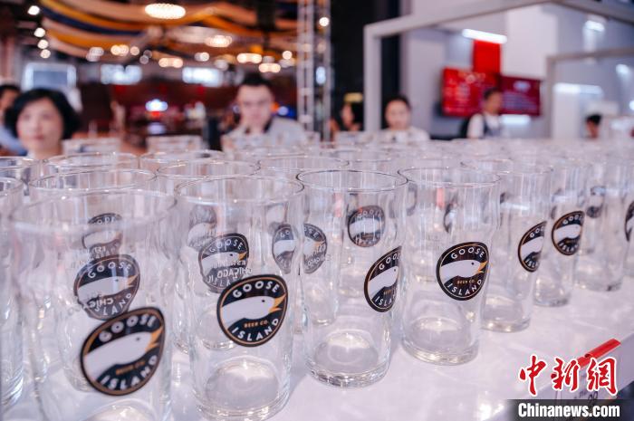 基地內(nèi)，各式啤酒文化周邊產(chǎn)品在出售?！±钅宪?攝