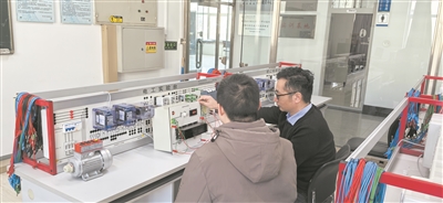 圖為哈爾濱工程大學(xué)教師指導(dǎo)學(xué)生開(kāi)展新工科課程的實(shí)驗(yàn)項(xiàng)目。受訪者供圖