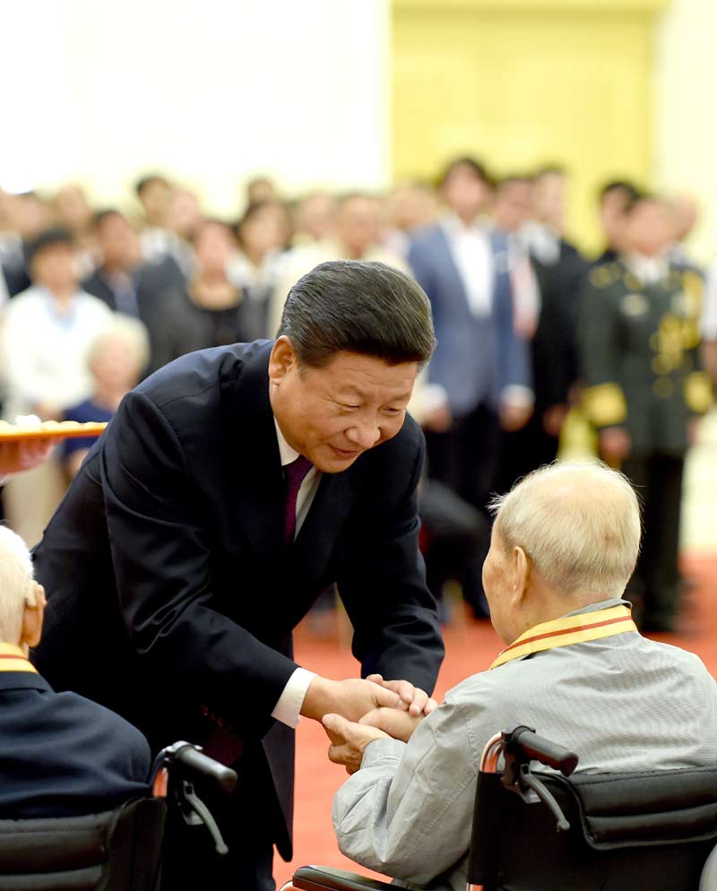 2015年9月2日,習(xí)近平在北京人民大會堂向30名抗戰(zhàn)老戰(zhàn)士老同志、抗戰(zhàn)將領(lǐng)、幫助和支持中國抗戰(zhàn)的國際友人或其遺屬代表頒發(fā)中國人民抗日戰(zhàn)爭勝利70周年紀(jì)念章。 2015年9月2日,習(xí)近平在北京人民大會堂向30名抗戰(zhàn)老戰(zhàn)士老同志、抗戰(zhàn)將領(lǐng)、幫助和支持中國抗戰(zhàn)的國際友人或其遺屬代表頒發(fā)中國人民抗日戰(zhàn)爭勝利70周年紀(jì)念章。