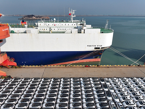 在江蘇省連云港，中國生產(chǎn)的汽車正加緊裝船出口海外。