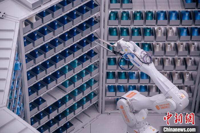 車間里，鞋楦配送機(jī)械臂在有序工作?！±钅宪?攝