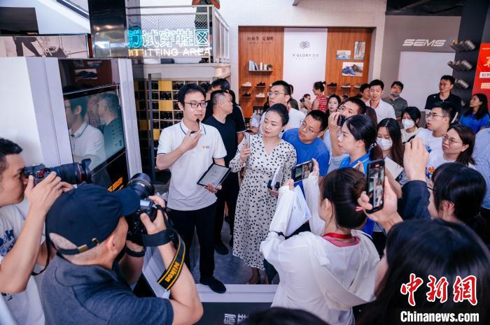 定制示范工廠可從腳型測量儀采集數(shù)據(jù)，按需進(jìn)行“私人訂制”?！±钅宪?攝