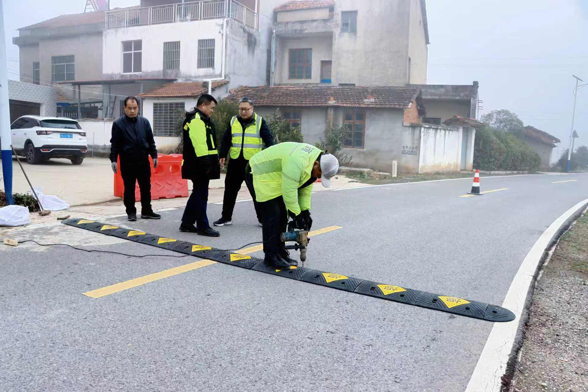 養(yǎng)護(hù)工對農(nóng)村公路進(jìn)行日常巡查、養(yǎng)護(hù)。受訪方供圖