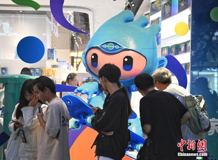 資料圖：9月23日，杭州第19屆亞運(yùn)會(huì)開幕式在浙江杭州奧體中心體育場舉行。圖為游人在亞運(yùn)特許商品店外排隊(duì)購物。<a target='_blank' href='/'>中新社</a>記者 王剛 攝