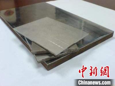 企業(yè)展示的金屬?gòu)?fù)合材料產(chǎn)品?！垕I子 攝