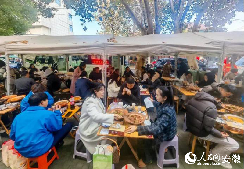 迎春街上，游客們品嘗廣德燉鍋。人民網(wǎng)記者 王銳攝