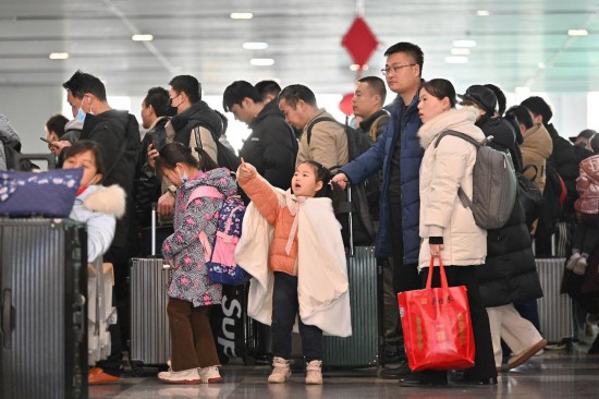 2月3日，家長帶領(lǐng)小朋友在北京豐臺站排隊檢票。新華社記者 宋為偉 攝