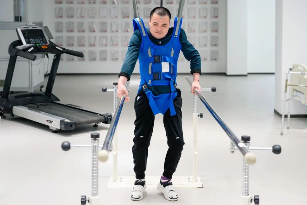 在術(shù)后第14天,患者依靠自身運動意圖行走。復(fù)旦大學(xué)供圖