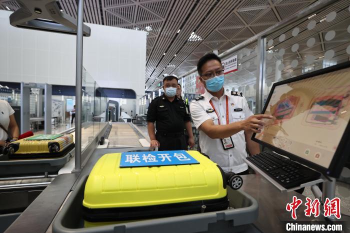 6月25日，在?？诿捞m國際機場T2航站樓，工作人員對完成改造的設備進行模擬測試?！∈Y啟明 攝