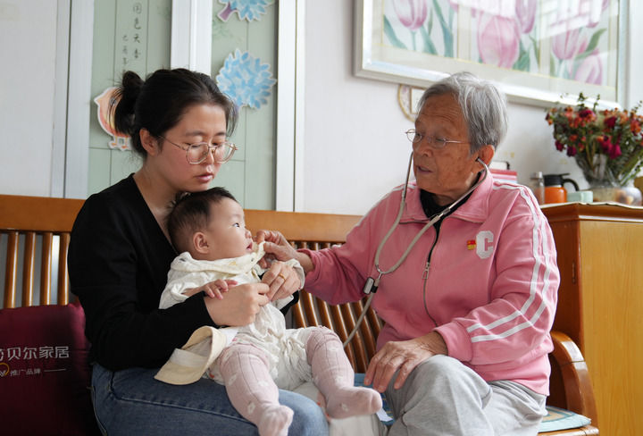 2024年9月10日，在陜西省榆林市佳縣，路生梅在自己的住所為患兒聽診。新華社記者 吳鴻波 攝