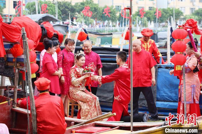 連家船民婚俗秀之迎親禮和成親禮?！×珠派?攝