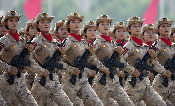 2025年9月3日，紀(jì)念中國人民抗日戰(zhàn)爭暨世界反法西斯戰(zhàn)爭勝利80周年大會在北京隆重舉行。這是民兵方隊接受檢閱。新華社記者 許暢 攝