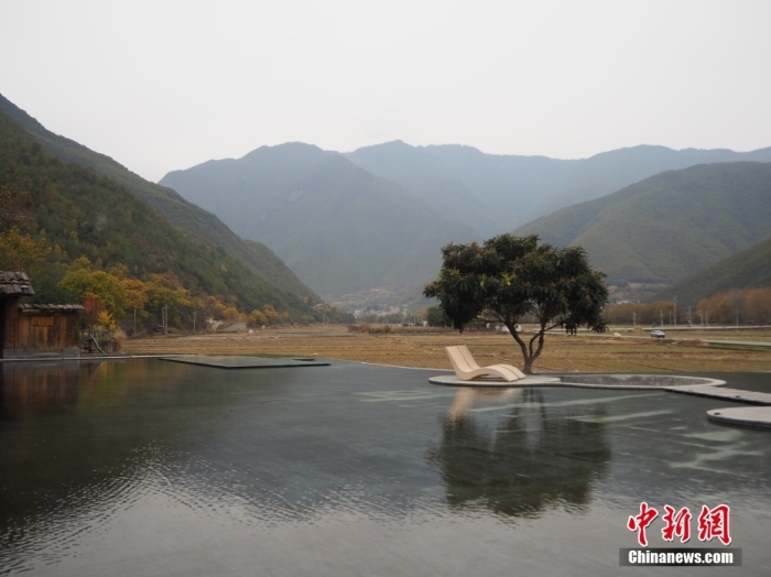 云南迪慶州維西縣塔城鎮(zhèn)啟別村天域塔城酒店，四面被群山環(huán)抱，風(fēng)景宜人。高雅曼 攝