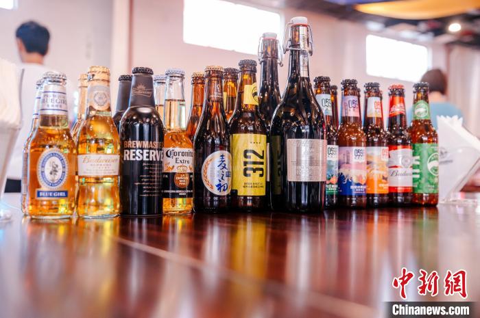 莆田基地主要生產(chǎn)全球旗艦品牌百威、科羅娜、貝克等啤酒，并生產(chǎn)雪津啤酒、雪山啤酒、藍(lán)妹啤酒等?！±钅宪?攝