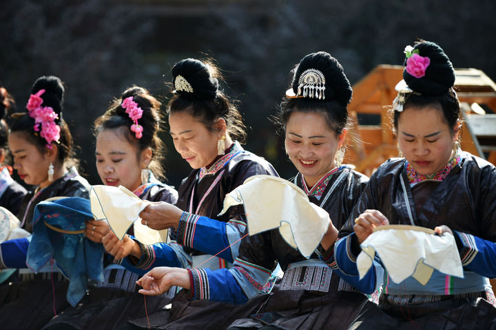 2019年3月12日，在貴州省黎平縣侗品源傳統(tǒng)工藝農(nóng)民專業(yè)合作社，侗族婦女在刺繡。新華社記者 楊文斌 攝