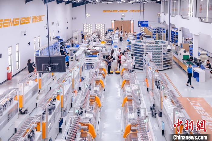 “高質(zhì)量發(fā)展調(diào)研行”主題采訪活動來到福建莆田雙馳鞋業(yè)個性化定制示范工廠?！±钅宪?攝