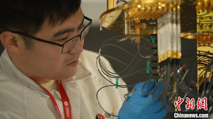 科研人員正在組裝超導(dǎo)量子計(jì)算機(jī)。