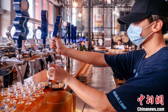 圖為百威雪津啤酒莆田基地工作人員正在打酒?！±钅宪?攝